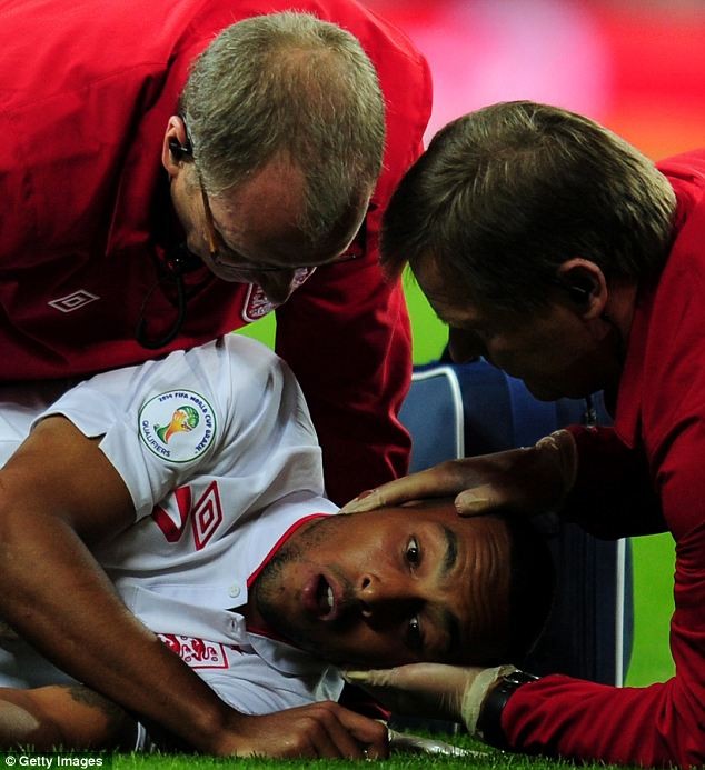 Cũng trong trận đấu giữa tuyển Anh và San Marino, Theo Walcott đã dính chấn thương nặng sau pha va chạm với thủ thành của đội khách, theo như dự đoán ban đầu thì cầu thủ chạy cánh của Arsenal đã bị gãy sương sườn.